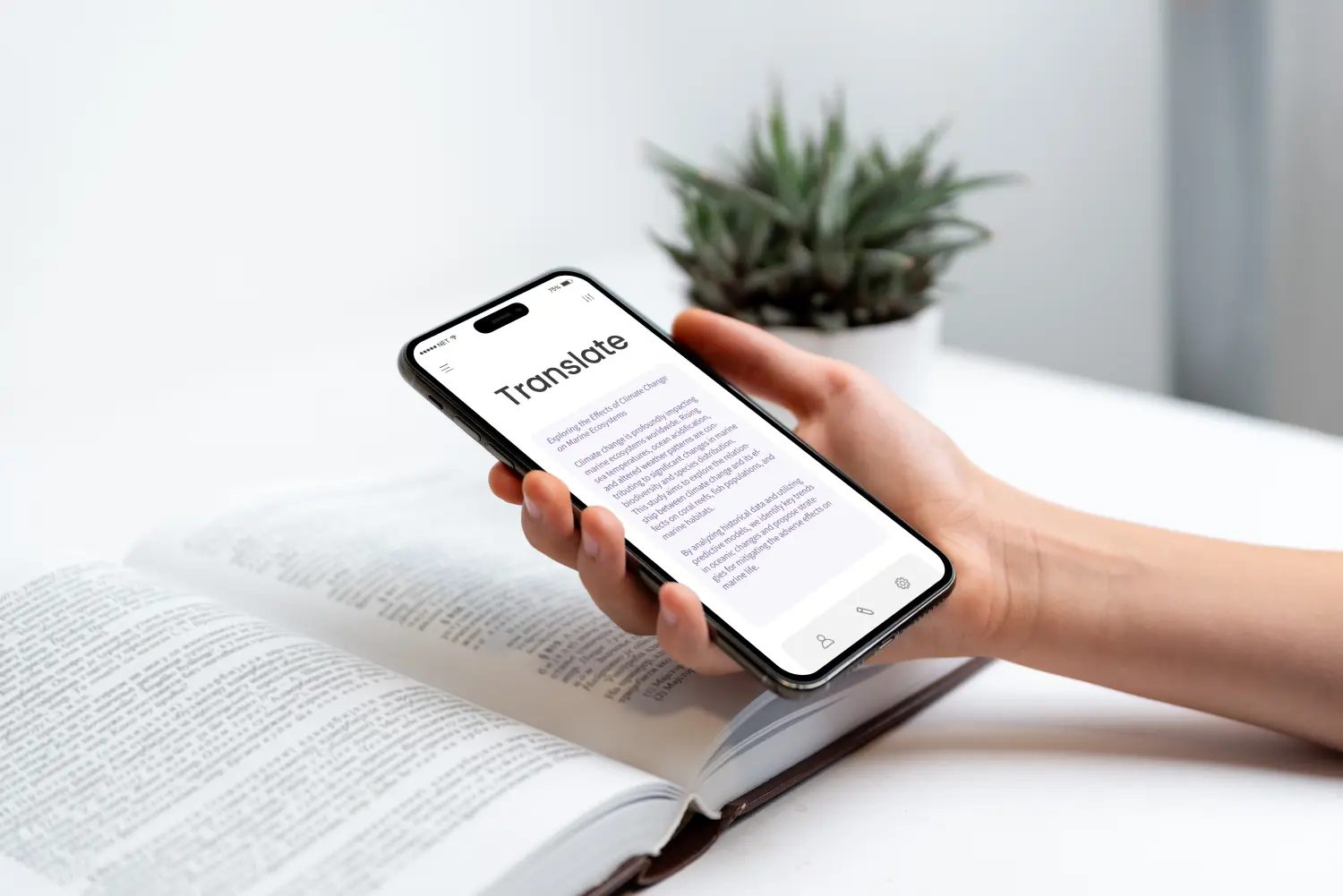 Smartphone in der Hand zeigt eine Buchübersetzungs-App mit OCR-Scan-Konzept an.